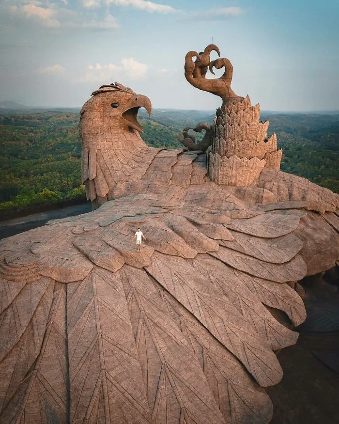 Jadayupara: un águila mítica que resulta ser la escultura de ave más grande del mundo