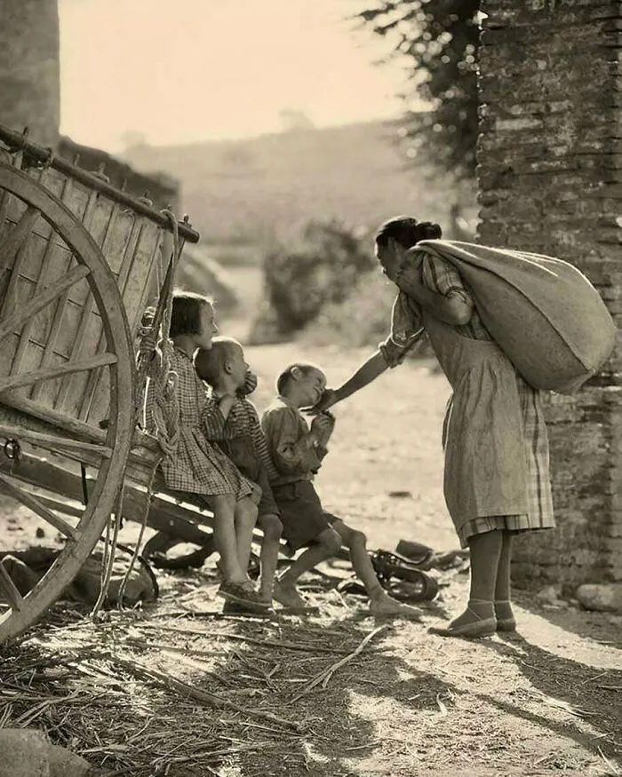«Madre e hijos», España (década de 1920). Foto de Antoni Arissa.