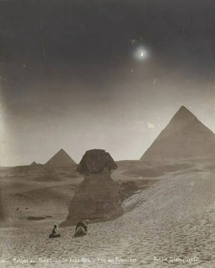 Vista de las Pirámides, eclipse de sol del 30 de agosto de 1905. Por Gabriel Lekegian