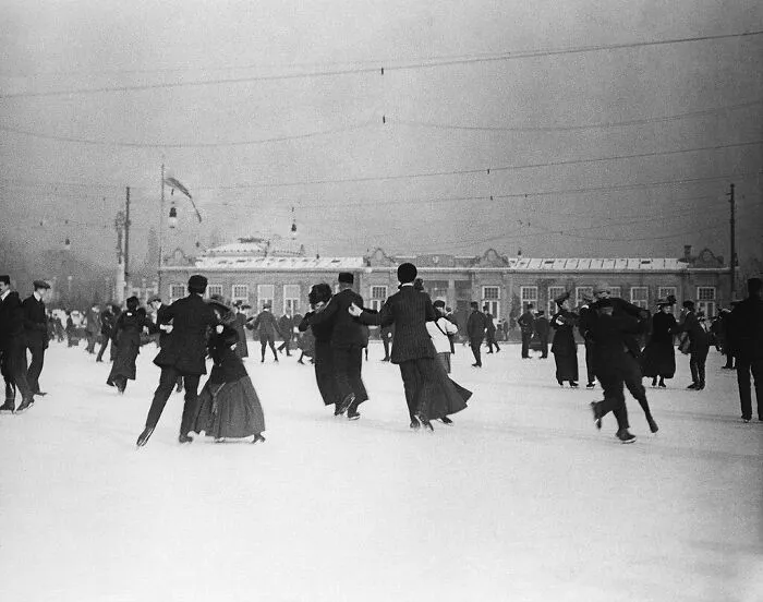Noche de patinaje sobre hielo en Viena, 1910. Por Emil Mayer