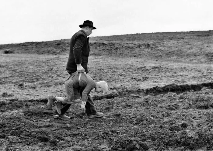 Padre e hijo, Italia (1962). Foto de Elio Ciol