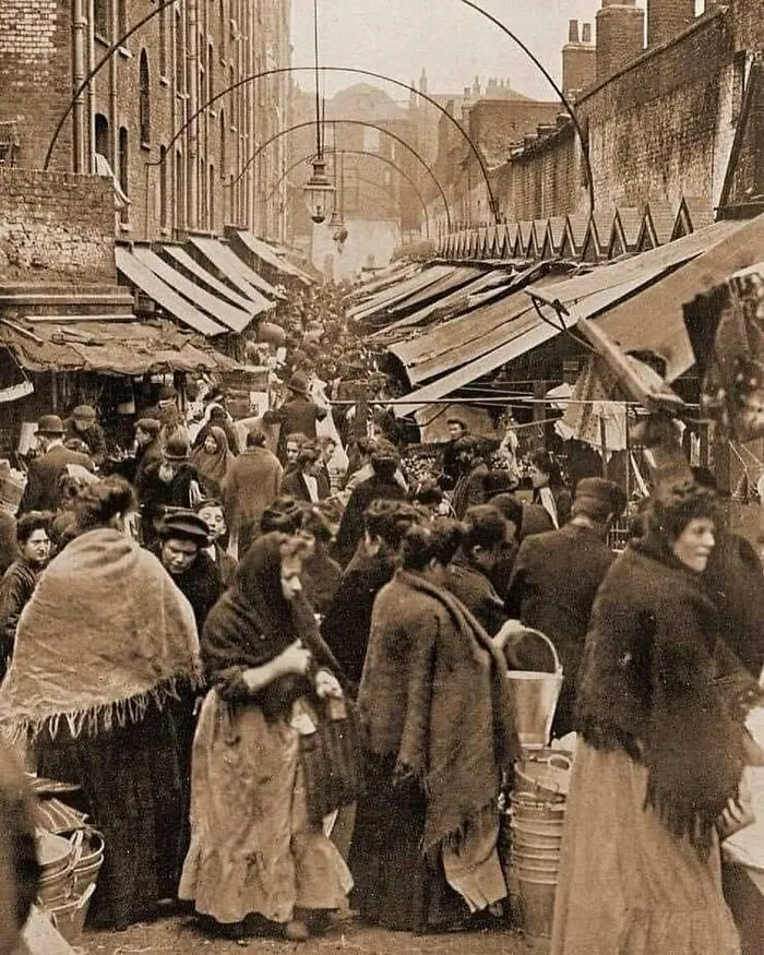 Wentworth Street In London's Eastend In 1908