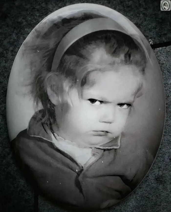 50 Haunting Portraits Found On Tombstones That Tell Stories Of Lives Once Lived