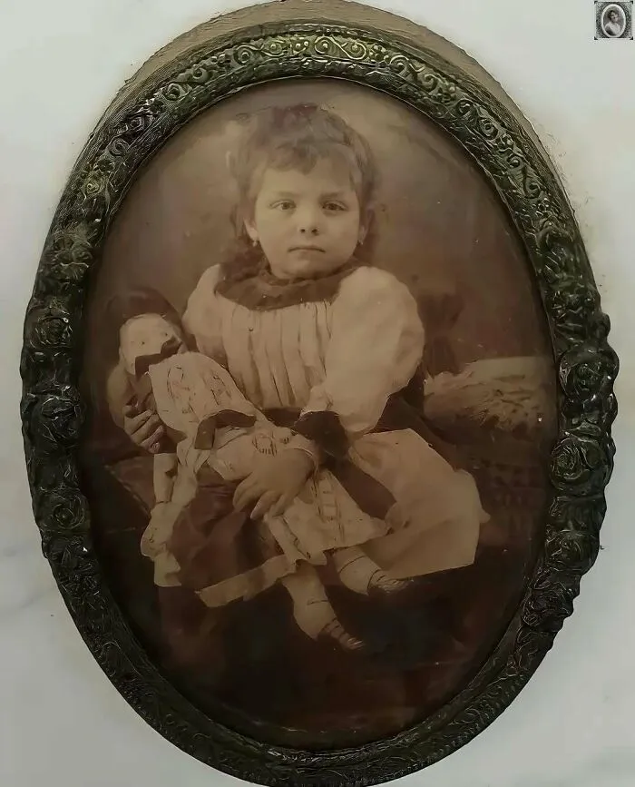 50 Haunting Portraits Found On Tombstones That Tell Stories Of Lives Once Lived
