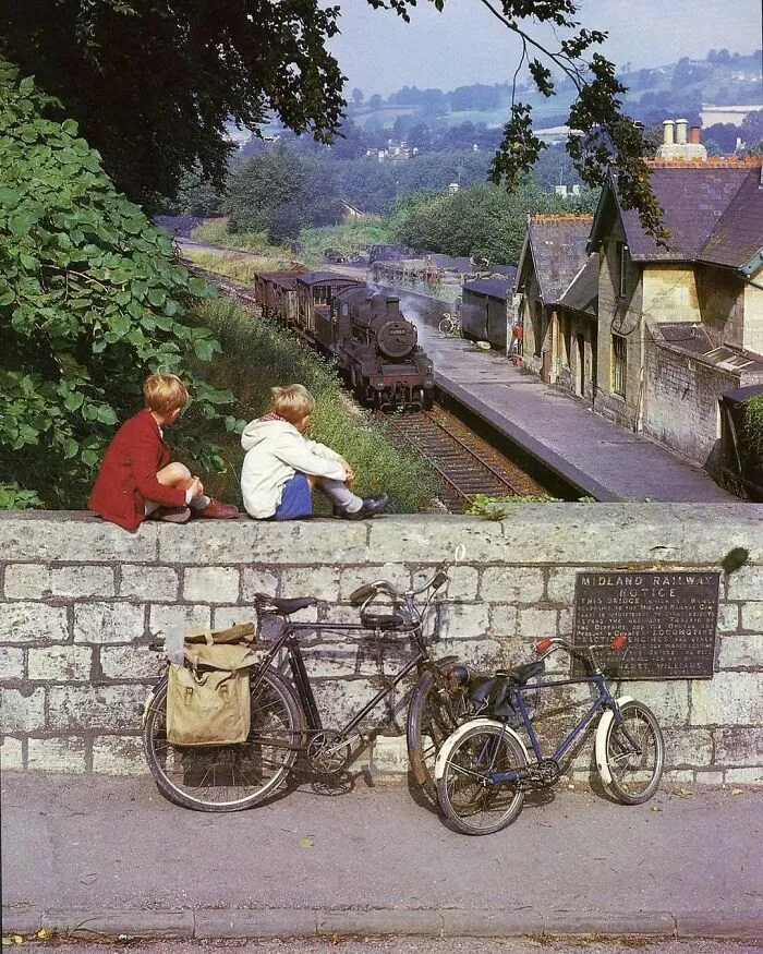 El paso del tren por Nailsworth, en Dudbridge el 23 de agosto de 1965