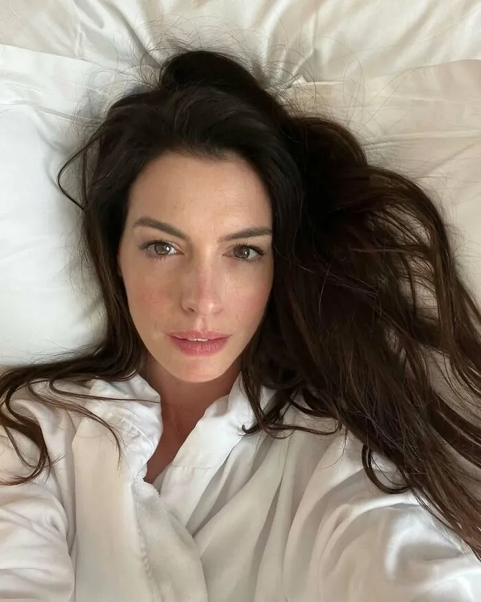 In A Resurfaced Video Clip Of Anne Hathaway Leaving A Valentino Fashion Show In 2022, She Told A Group Of Fans, "I Cannot Take Photos With Everyone As There's Too Many Of You, But I Will Stand Here And Wave If You Would Like To Take A Photo"