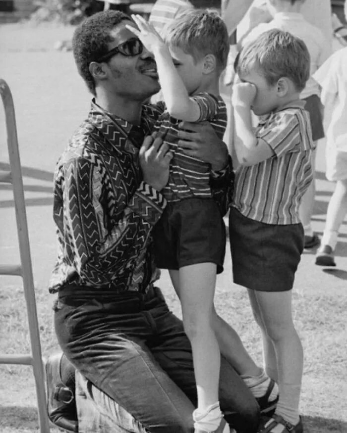 Stevie Wonder visitando una escuela para niños ciegos en Londres, 1970