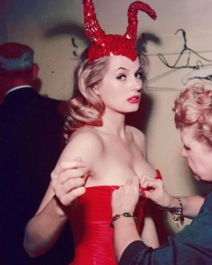 Anita Ekberg fotografiada con su disfraz de diablesa en Halloween, 1955