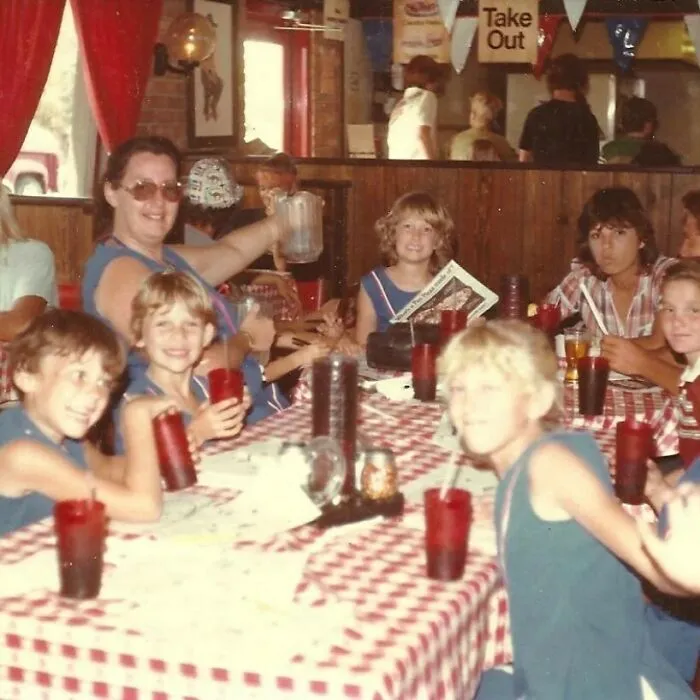 Here’s What Pizza Hut Looked Like In The 1970s And 1980s