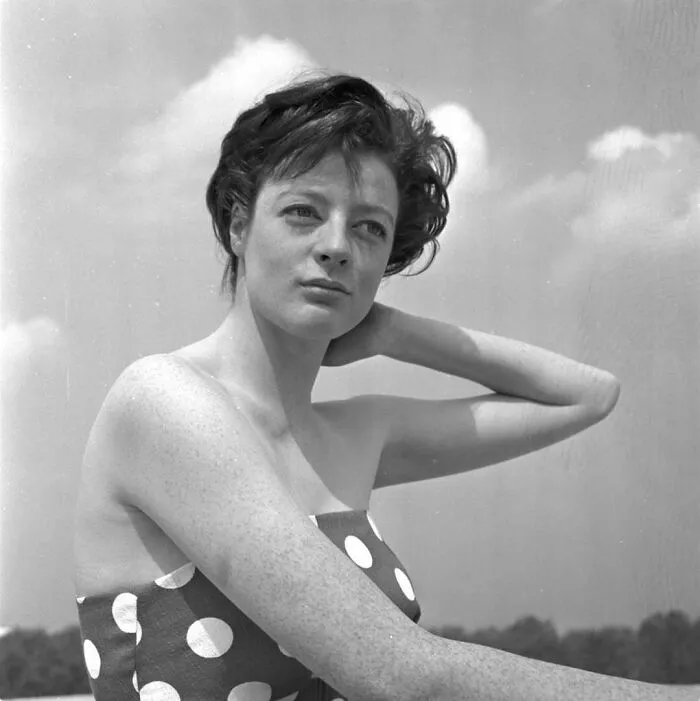 La estrella de Downton Abbey Maggie Smith luce irreconocible al posar en la playa vestida de lunares en 1965