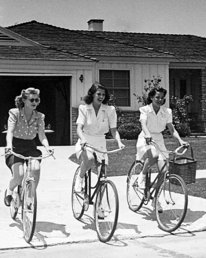 Rita Hayworth en bicicleta con sus amigas para ir a un picnic en Hollywood Hills en 1940