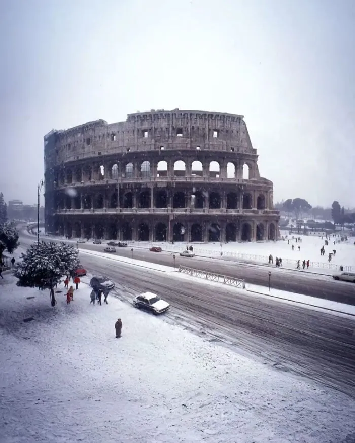 En 1985, cuando una nevada bloqueó la ciudad a partir del día 6 de enero, los romanos se despertaron y al abrir las ventanas descubrieron una Roma cubierta por 20 cm de nieve.
