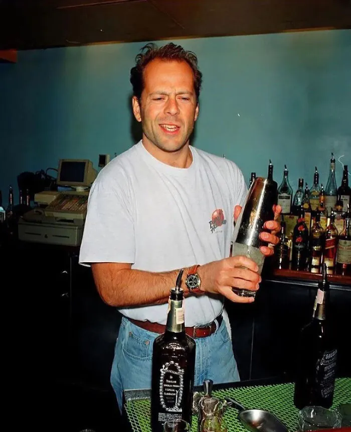 Bruce Willis sirviendo cócteles en Planet Hollywood, 1993