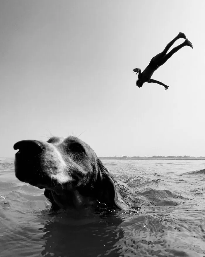 This Photographer Finds Just The Perfect Timing For Her B&W Photos, And Here's 30 Of Them