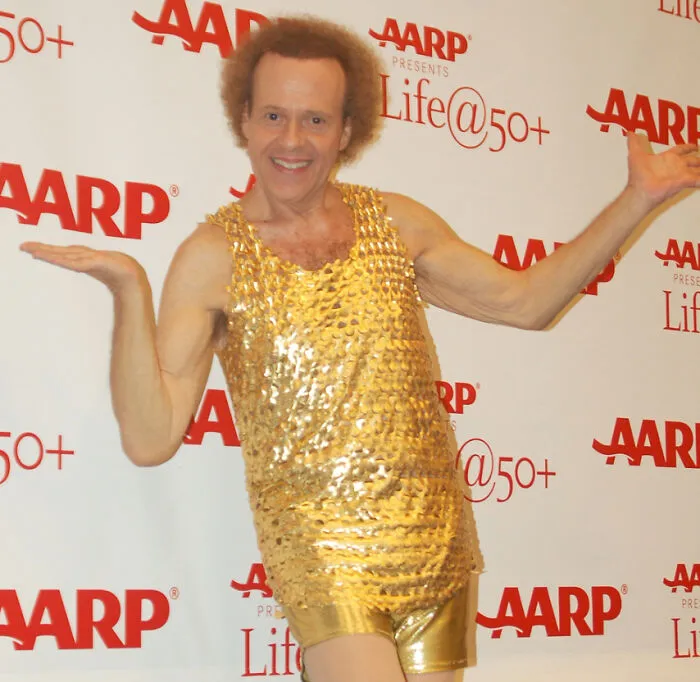 30 Of The Most Fun And Bizarre Interactions With Celebrities Fans Had While Out And About