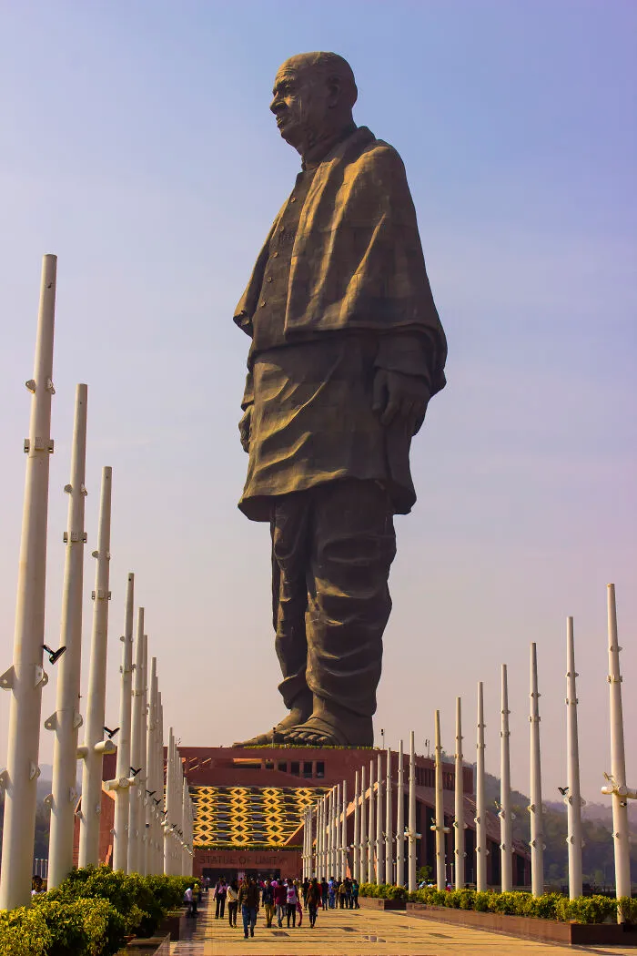 "Perspectiva única de la Estatua de la Unidad, mostrando su inmensidad y detalles arquitectónicos."