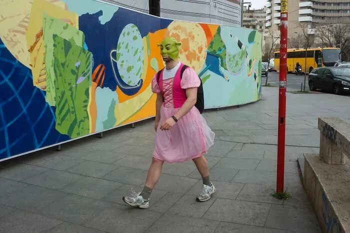 This Photographer Captured 40 Unexpectedly Funny Moments Spotted On The Streets