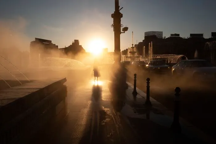 This Photographer Captured 40 Unexpectedly Funny Moments Spotted On The Streets