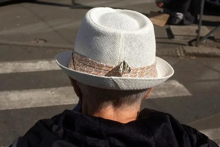 This Photographer Captured 40 Unexpectedly Funny Moments Spotted On The Streets
