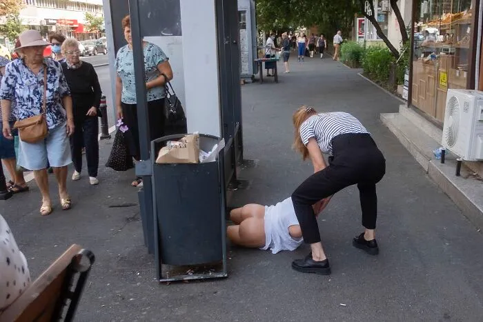 This Photographer Captured 40 Unexpectedly Funny Moments Spotted On The Streets