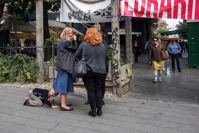 This Photographer Captured 40 Unexpectedly Funny Moments Spotted On The Streets