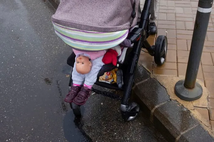 This Photographer Captured 40 Unexpectedly Funny Moments Spotted On The Streets