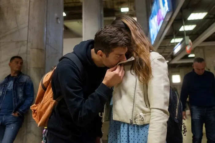 This Photographer Captured 40 Unexpectedly Funny Moments Spotted On The Streets