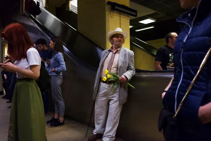 This Photographer Captured 40 Unexpectedly Funny Moments Spotted On The Streets