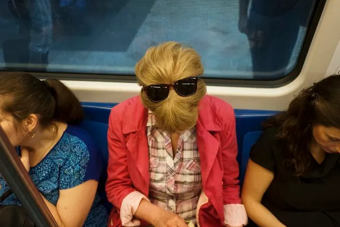 This Photographer Captured 40 Unexpectedly Funny Moments Spotted On The Streets