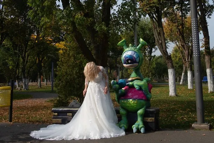 This Photographer Captured 40 Unexpectedly Funny Moments Spotted On The Streets