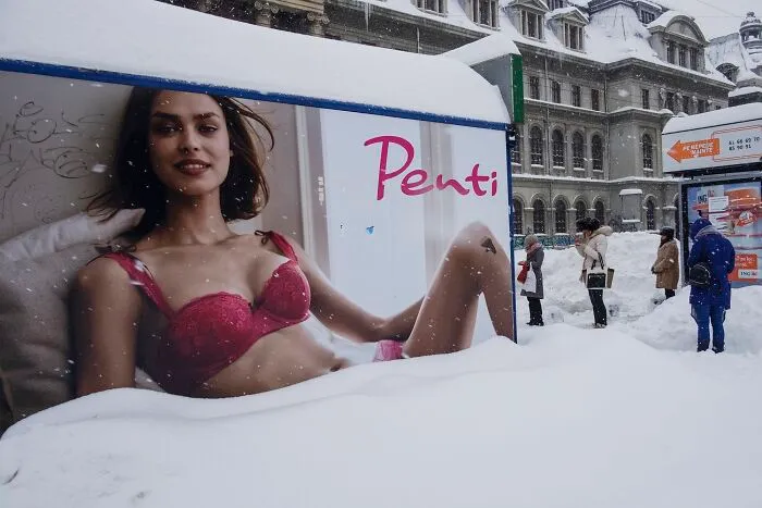 This Photographer Captured 40 Unexpectedly Funny Moments Spotted On The Streets
