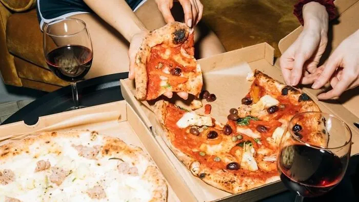 Folding The Pizza Or Eating It Flat?