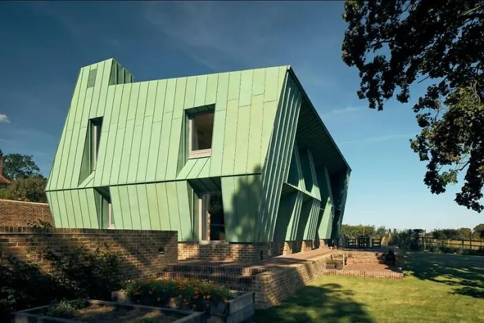 Casa con diseño arquitectónico inusual, muestra de arquitectos fracasados en Facebook.
