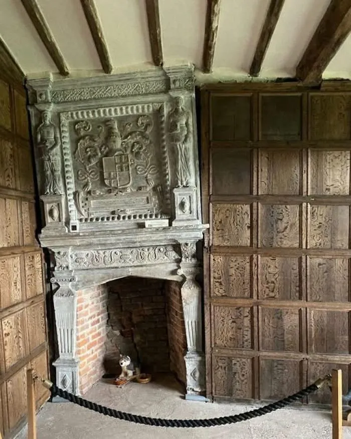 La chimenea de Little Moreton Hall (construida entre 1504 y 1610) parece torcida, pero en realidad está completamente recta. Es el resto de la habitación el que está torcido. Es uno de los edificios más torcidos de Inglaterra.