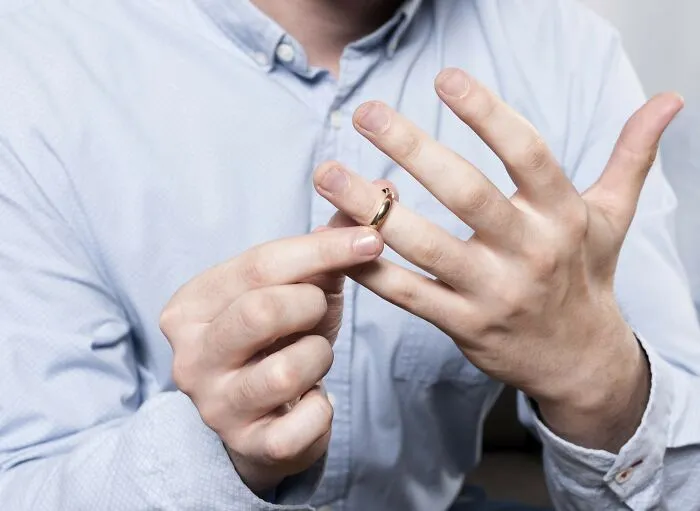 28 Types Of People Folks Have Dated That Felt Like Walking Through A Red Flag Factory