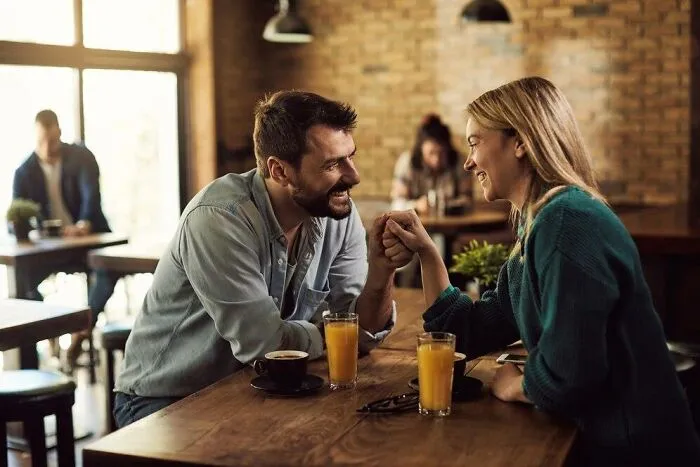 “Cheeks Sore From Laughing”: 30 Green Flags To Look For When Dating