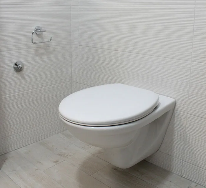 Inodoro moderno en un baño minimalista, ejemplo de choque cultural en instalaciones domésticas.