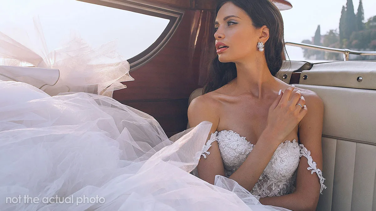Friendship Falls Apart After Bride Doesn't Invite Close Friends To Wedding And Hides The Truth