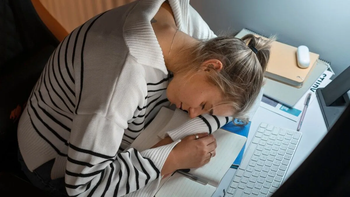 50 Funny Things People Tweeted When They Were Meant To Be Working