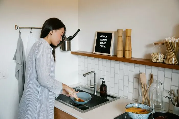 Person Seeks Help: "What Are Your Best House Cleaning Lifehacks?" And 30 Folks Online Deliver