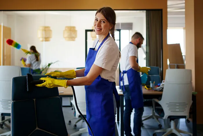 Person Seeks Help: "What Are Your Best House Cleaning Lifehacks?" And 30 Folks Online Deliver