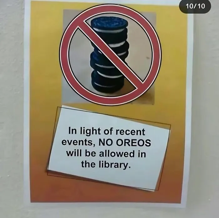 Aviso divertido con imagen de galletas Oreo prohibidas en biblioteca, ejemplo de avisos legales curiosos tras demandas.
