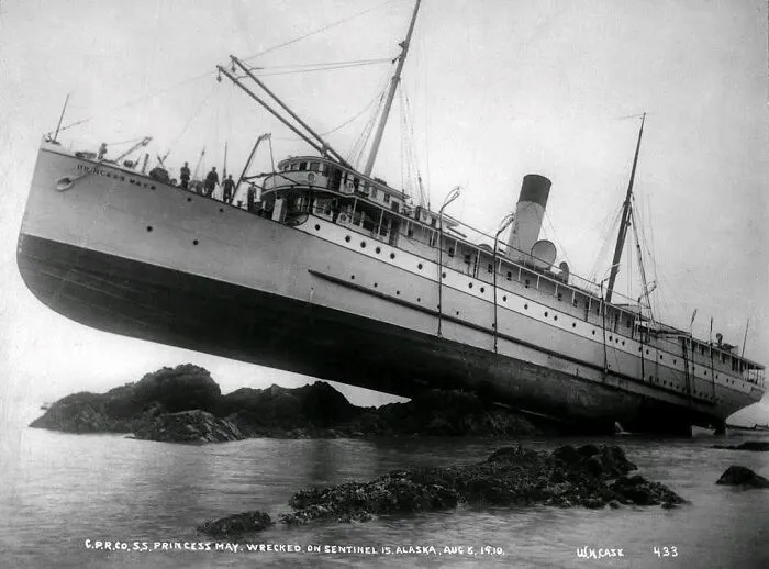 El Ss Princess May fue un barco de vapor construido en 1888. Es conocido por encallar en 1910, quedando completamente fuera del agua. Esta es una de las fotografías de naufragios más famosas.