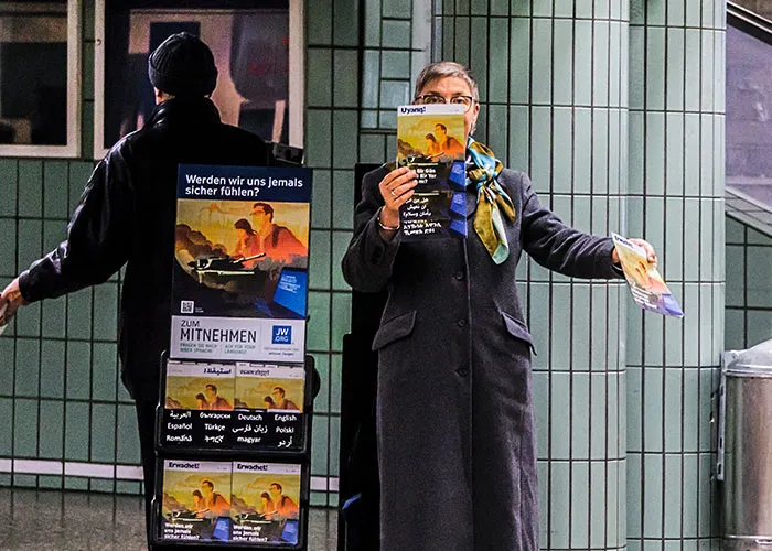 30 Groups And Organizations That Walk Like A Cult, Talk Like A Cult, But Aren't Considered One