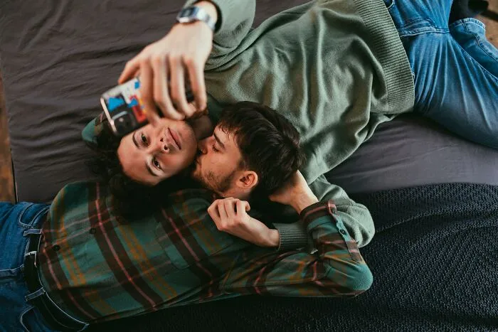 “Bisexuals Who Have Dated Both Genders – What Little Differences Surprised You?” (25 Answers)