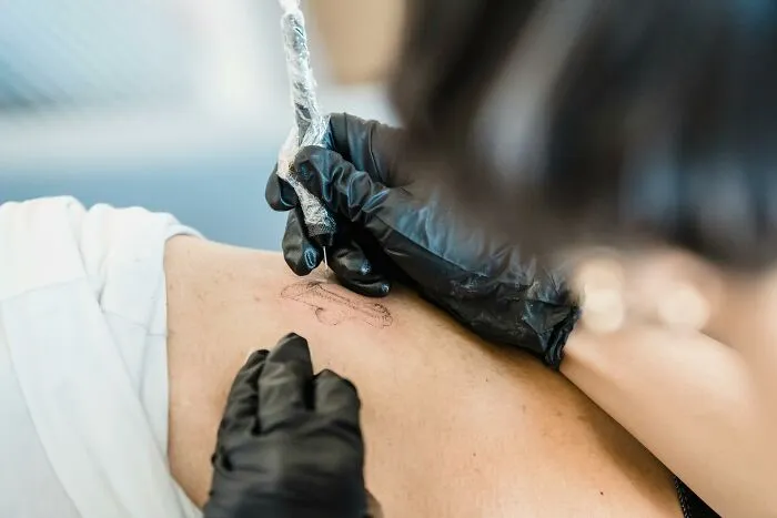 30 Ridiculous, Weird, And Ugly Tattoos That Artists Gave Clients Because They Asked For Them