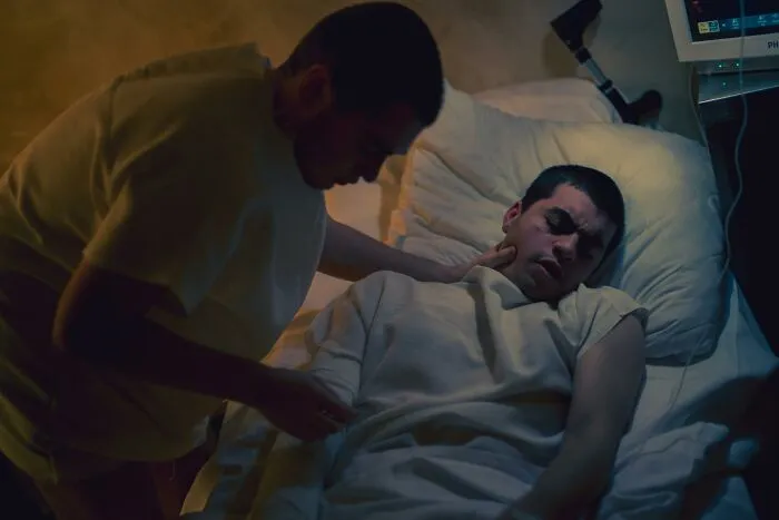 Hospital Workers Share 26 Deathbed Regrets They've Heard That Changed Their Lives