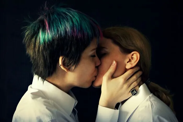 “Bisexuals Who Have Dated Both Genders – What Little Differences Surprised You?” (25 Answers)