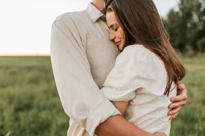 “Bisexuals Who Have Dated Both Genders – What Little Differences Surprised You?” (25 Answers)