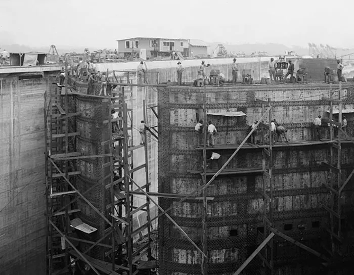 Esclusas de Gatún, Construcción de compuertas, Canal de Panamá